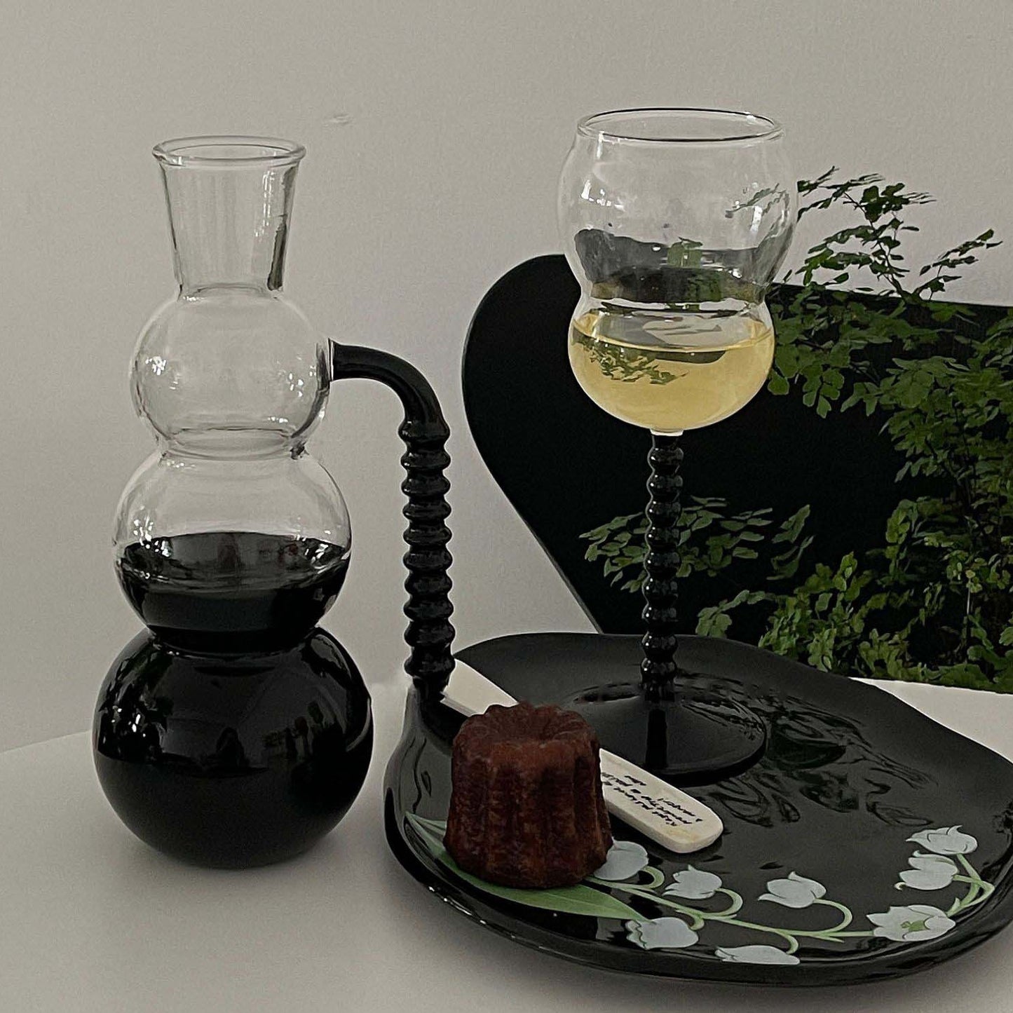 Jarro de água preto com bolinhas