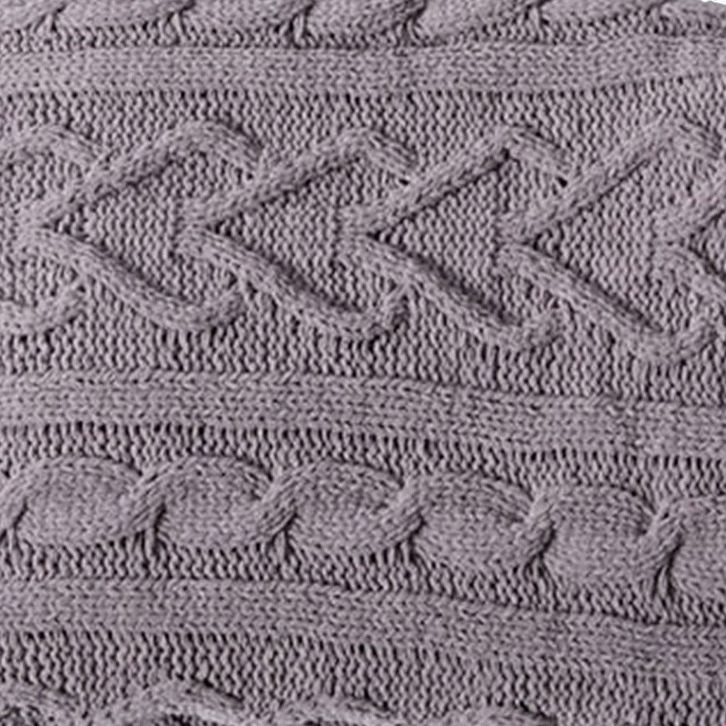 Coperta lavorata a maglia grigia