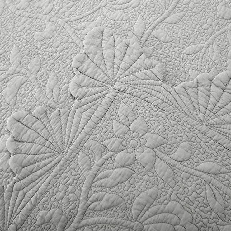 Copriletto ricamato grigio