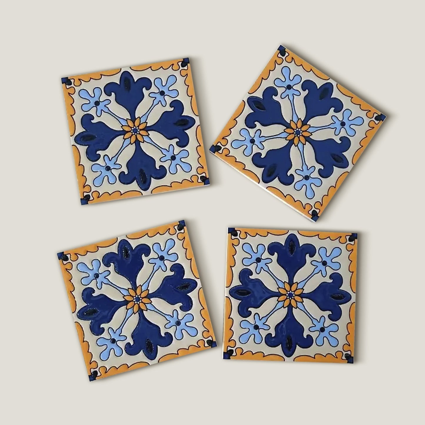 Set di sottobicchieri in legno con motivo a mosaico.