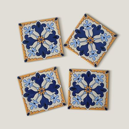 Set di sottobicchieri in legno con motivo a mosaico.