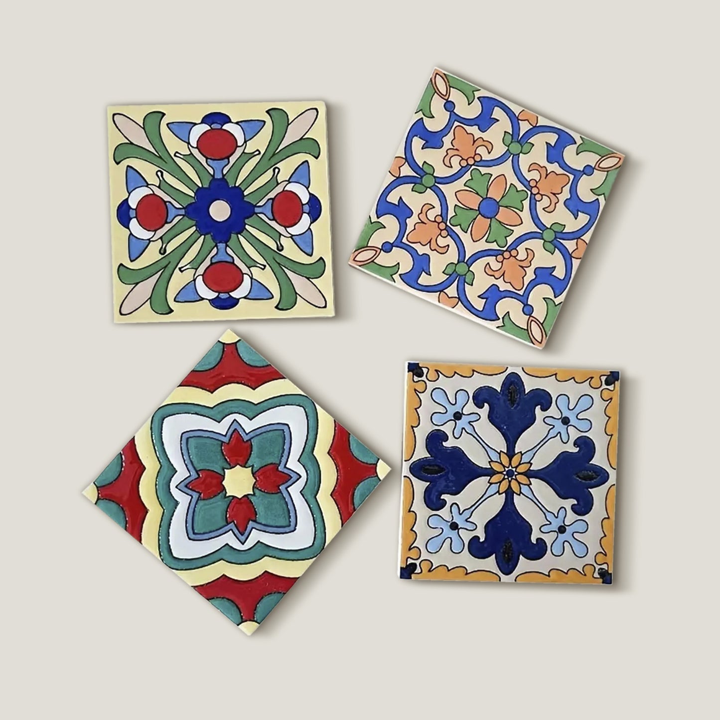 Set di sottobicchieri in legno con motivo a mosaico.