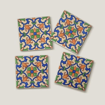 Set di sottobicchieri in legno con motivo a mosaico.