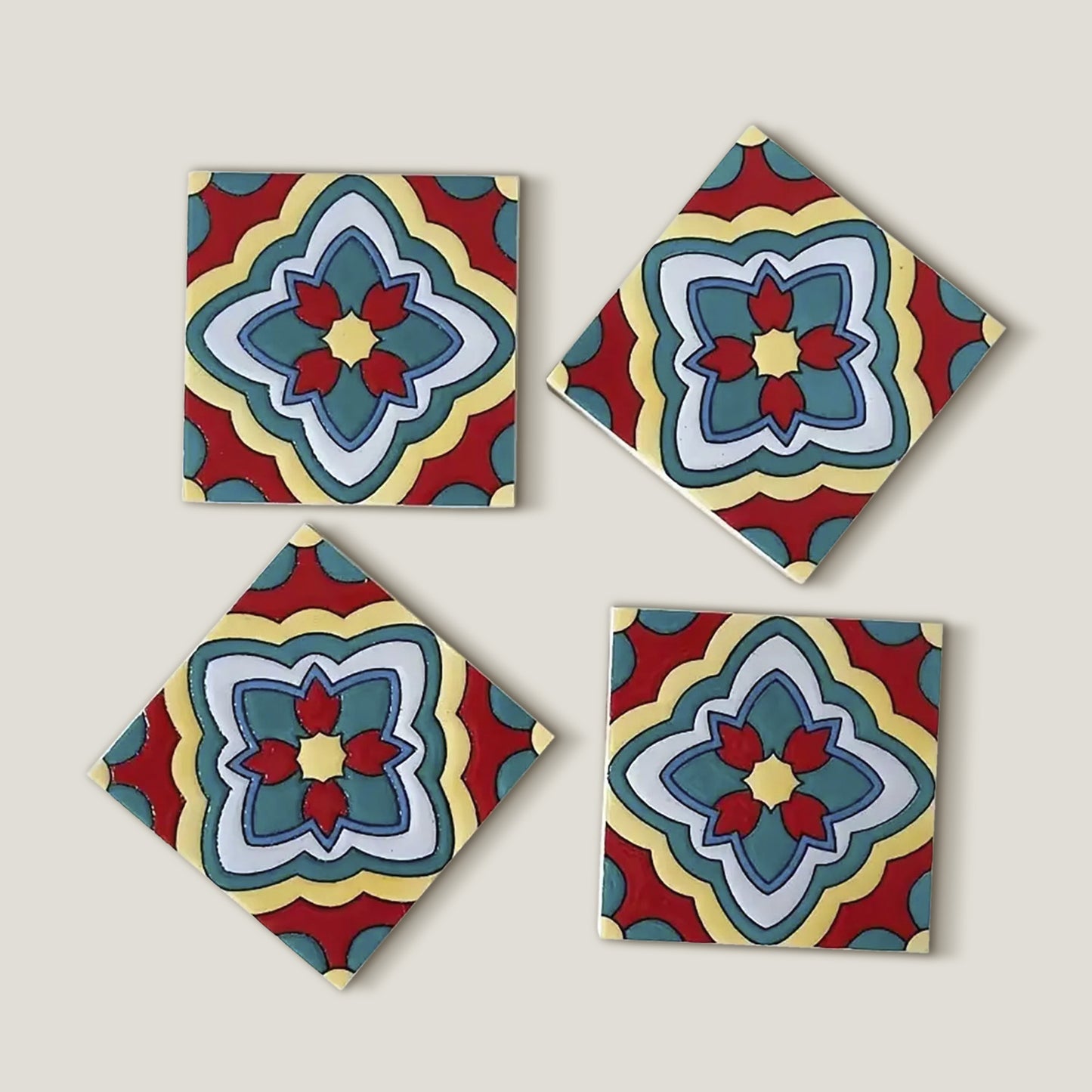 Set di sottobicchieri in legno con motivo a mosaico.