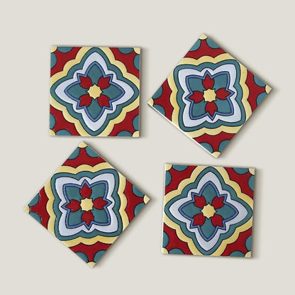 Set di sottobicchieri in legno con motivo a mosaico.