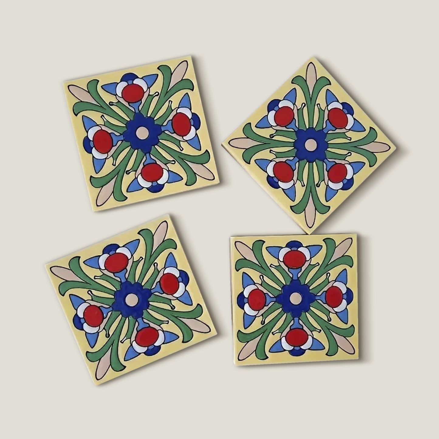Set di sottobicchieri in legno con motivo a mosaico.