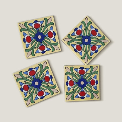 Set di sottobicchieri in legno con motivo a mosaico.