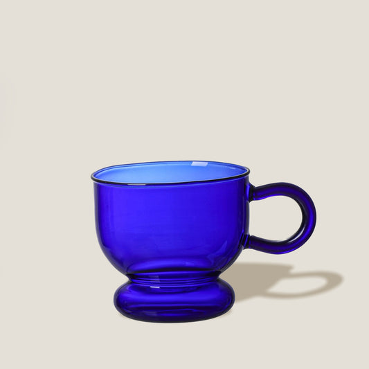 Kubek szklany w niebieskich kolorach