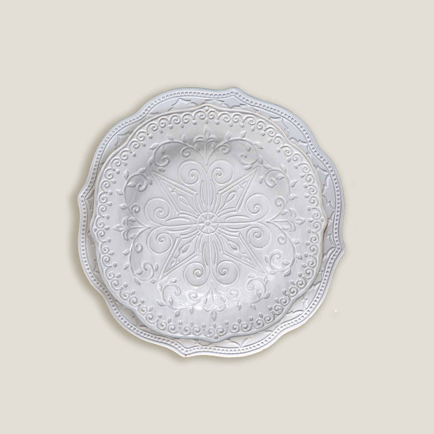 Platos Planos Con Relieve De Pétalos Grises