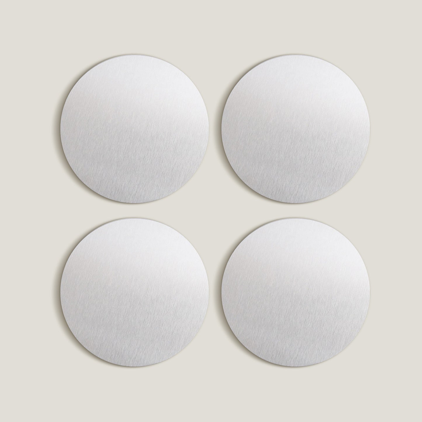 Juego de posavasos de acero inoxidable plateados con puntos