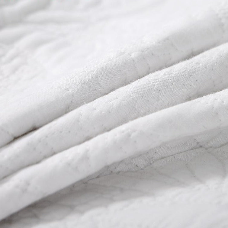طقم مفرش سرير مطرز باللون الأبيض